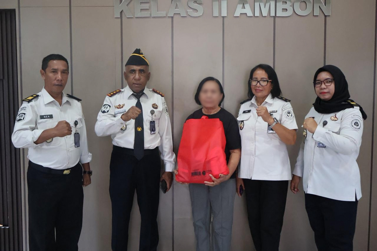 LPKA Ambon Salurkan Bantuan Sosial kepada Masyarakat Sekitar